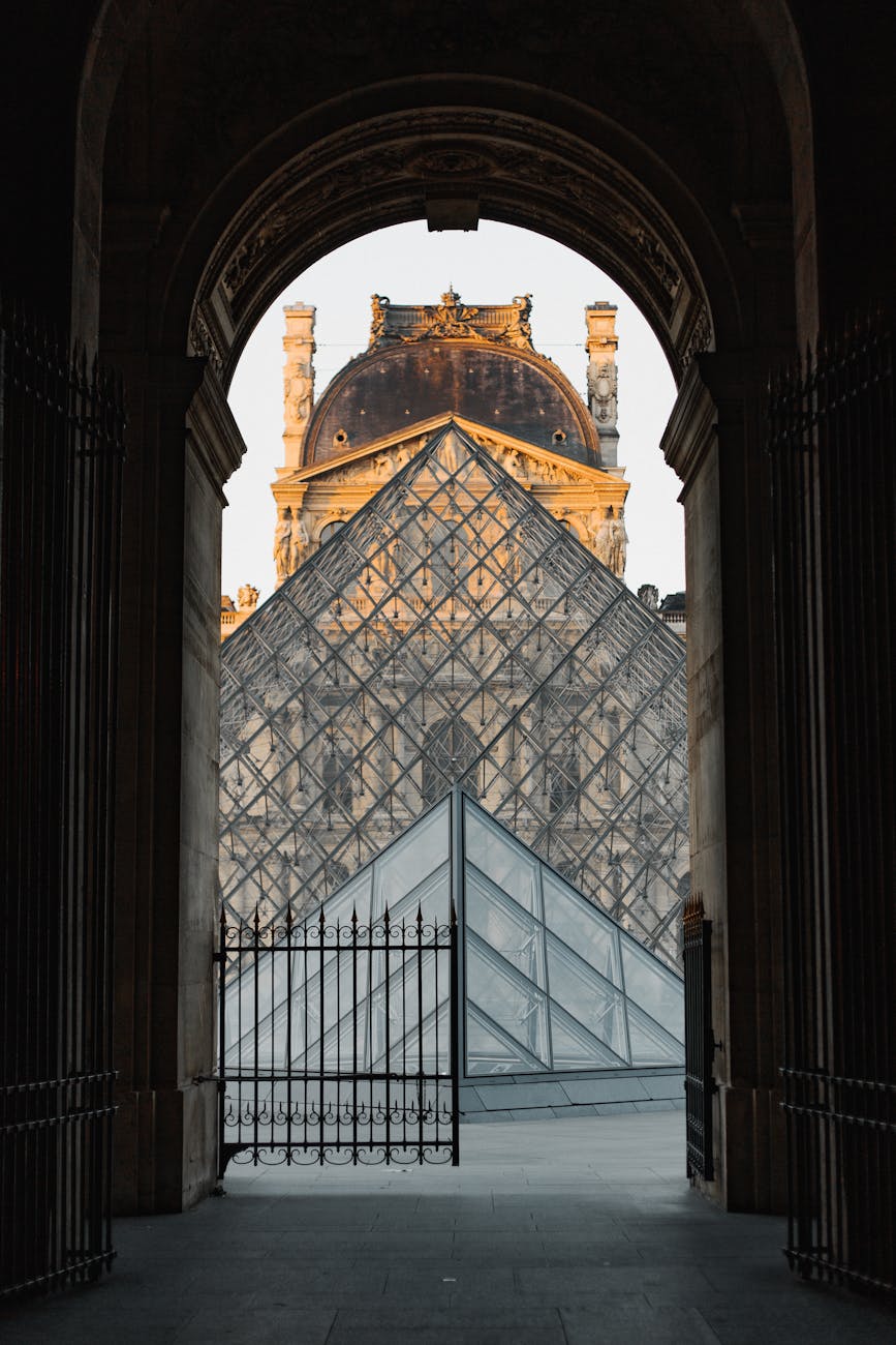 the arch entrance of louvre museum