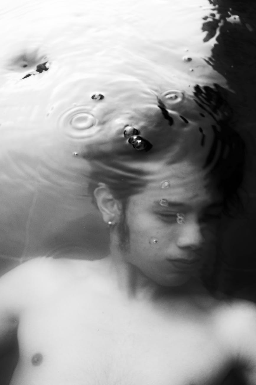 topless man under water